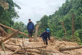 Nhân viên kỹ thuật VNPT Lào Cai đi kiểm tra kịp thời sửa chữa hạ tầng bị sạt lở, đứt cáp, bảo đảm liên lạc cho khách hàng tại xã Nậm Tha, huyện Văn Bàn, tỉnh Lào Cai.