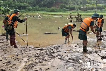 Lực lượng quân đội, công an, tình nguyện viên tiếp tục tìm kiếm tại hiện trường Làng Nủ ngày 15/9. (Ảnh: TÂM THỜI)