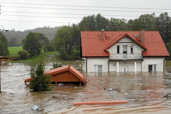 Một ngôi nhà bị ngập khi nước sông Biala Ladecka tràn vào khu vực Ladek-Zdroj ở Klodzko, Ba Lan, ngày 15/9/2024. (Ảnh: Agencja Wyborcza.pl/Reuters) 