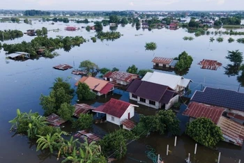 Nhiều ngôi nhà tại bản Hatkanxa, quận Hadxaifong, thủ đô Vientiane (Lào) bị ngập. (Ảnh: TTXVN) 