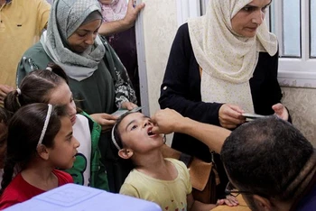 Trẻ em Palestine được uống vaccine ngừa bại liệt, Jabalia, phía bắc Dải Gaza, ngày 10/9/2024. (Ảnh: Reuters) 