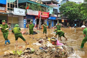 Các lực lượng tham gia hỗ trợ người dân Tuyên Quang dọn vệ sinh, rác thải, bùn đất sau khi siêu bão Yagi đi qua để sớm quay lại với cuộc sống thường nhật. (Ảnh: HẢI CHUNG) 