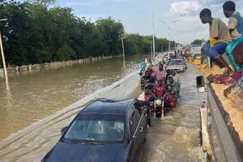 Người dân ở Maiduguri, phía bắc bang Borno, Nigeria, di tản trước ảnh hưởng của lũ lụt, ngày 15/9/2024. (Ảnh: Reuters) 