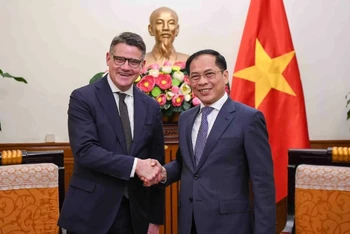 Phó Thủ tướng, Bộ trưởng Ngoại giao Bùi Thanh Sơn tiếp ông Boris Rhein, Thủ hiến bang Hessen (Cộng hòa Liên bang Đức). (Ảnh: Báo Thế giới và Việt Nam) 