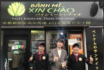 Nam diễn viên nổi tiếng Horii Arata (giữa) của Đài truyền hình NHK-Nhật Bản, đến ghi hình, phỏng vấn anh em Thanh Tâm-Thanh Duy, hai người đồng sáng lập Bánh Mì Xin Chào ở Tokyo, Nhật Bản- năm 2020.(Ảnh: Duy Tâm)