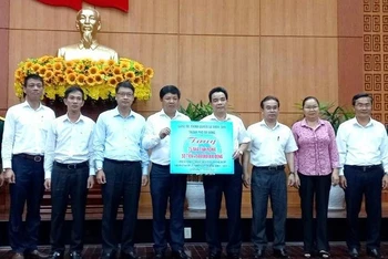Thành phố Đà Nẵng tặng tỉnh Quảng Nam 75 căn nhà tình nghĩa.