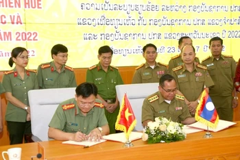 Giám đốc Công an tỉnh Thừa Thiên Huế ký kết biên bản ghi nhớ hợp tác bảo đảm an ninh trật tự với Công an 2 tỉnh bạn Lào.