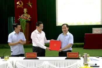 Phó Thủ tướng Lê Minh Khái tặng quà Trung tâm Điều dưỡng chăm sóc người có công tỉnh Thừa Thiên Huế.