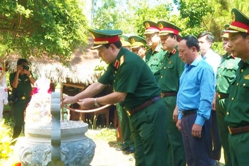 Đại tướng Lương Cường và các đại biểu dâng hương viếng mộ Đại tướng Võ Nguyên Giáp.
