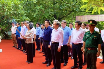 Đồng chí Trương Thị Mai và đoàn công tác Trung ương dâng hương tại Đền tưởng niệm Anh hùng liệt sĩ đường 20 Quyết thắng.