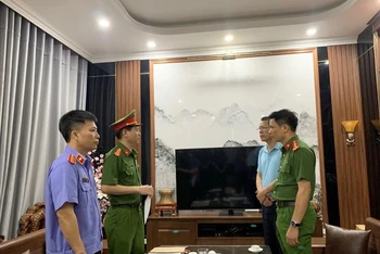 Đại diện cơ quan chức năng thi hành lệnh bắt bị can Nguyễn Bá Hùng.