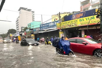 Khu vực đường Ung Văn Khiêm, quận Bình Thạnh ngập nặng khiến người đi đường vất vả, giao thông tê liệt.