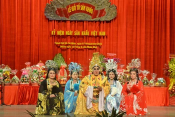 Các nghệ sĩ Nhà hát nghệ thuật Hát Bội Thành phố trình diễn nghi lễ dâng hương, thỉnh Tổ.