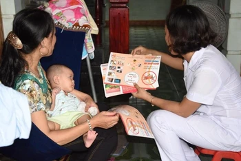 Cán bộ y tế Diễn Châu đến tận nhà để tuyên truyền cho người dân về sốt xuất huyết.