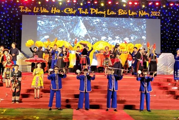 Tiết mục văn nghệ tại lễ khai mạc Tuần Văn hóa, thể thao, du lịch và Chợ Tình Phong Lưu huyện Bảo Lạc, tỉnh Cao Bằng năm 2022.