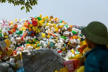 Làng mưu sinh nhờ phế liệu nhựa ven đô Hà Nội 