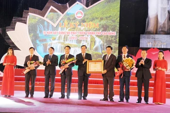 Các đồng chí Thường trực Tỉnh ủy Cao Bằng trao Bằng khen của Thủ tướng Chính phủ cho nhân dân và cán bộ thành phố Cao Bằng.