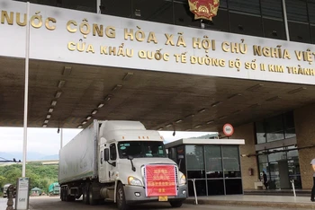 Chuyến xe đầu tiên chở hơn 17 tấn quả sầu riêng tươi thông quan qua Cửa khẩu đường bộ Kim Thành (Lào Cai) xuất khẩu sang Hà Khẩu (Trung Quốc).
