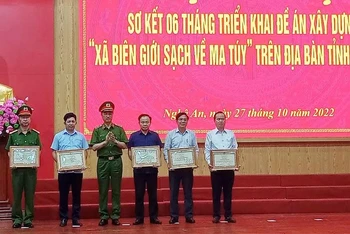 Trung tướng Nguyễn Duy Ngọc, Thứ trưởng Bộ Công an tặng bằng khen cho các tập thể đạt thành tích xuất sắc trong thực hiện Đề án xây dựng “Xã biên giới sạch về ma túy".