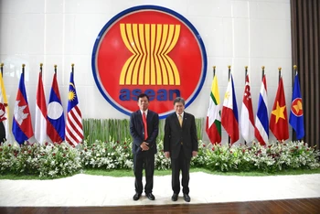 Đại sứ Vũ Hồ, Quyền Trưởng SOM ASEAN và Tổng thư ký ASEAN. (Ảnh: Ban Thư ký ASEAN cung cấp)