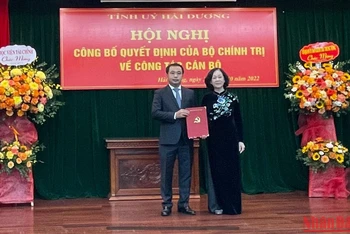 Đồng chí Trương Thị Mai trao Quyết định giữ chức Bí thư Tỉnh ủy Hải Dương tới đồng chí Trần Đức Thắng.