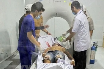 Các nạn nhân được cấp cứu tại Trung tâm Y tế thành phố Phú Quốc. (Ảnh: TTXVN)