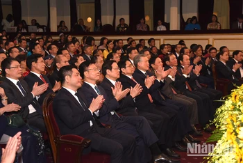 Thủ tướng Phạm Minh Chính và các đồng chí lãnh đạo Đảng, nhà nước tham dự chương trình. (Ảnh: Trần Hải)
