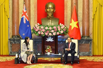 Chủ tịch nước Nguyễn Xuân Phúc tiếp Thủ tướng New Zealand Jacinda Ardern. (Ảnh: Thủy Nguyên)