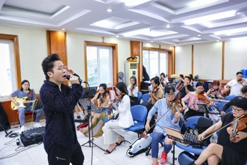 Ca sĩ Tùng Dương say sưa luyện tập cho concert của mình. (Ảnh: Hòa Nguyễn)