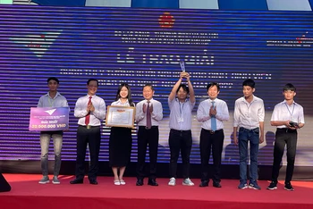 Thứ trưởng Lê Tấn Dũng trao giải cho các đội tại Cuộc thi Startup Kite 2022.
