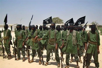 Các tay súng nhóm Hồi giáo Al-Shabaab tại một địa điểm ở ngoại ô Mogadishu, Somalia. (Ảnh: AFP/TTXVN)