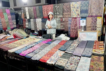Hàng dệt lụa thủ công được bày bán ở chợ đêm Luang Prabang. (Ảnh: TRỊNH DŨNG)