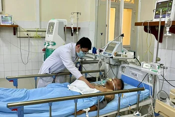 Một bệnh nhân nghi ngộ độc rượu được điều trị tại Bệnh viện Đa khoa Lâm Đồng. (Ảnh minh họa)