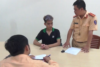 Cảnh sát giao thông thành phố Thanh Hóa đấu tranh với Trương Đình Huy Anh về các hành vi vi phạm Luật Giao thông đường bộ.