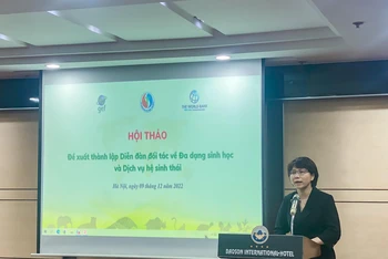 Bà Hoàng Thị Thanh Nhàn, Phó Cục trưởng Cục Bảo tồn thiên nhiên và đa dạng sinh học phát biểu đề dẫn hội thảo.