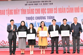 Giám đốc Sở Giáo dục và Đào tạo tỉnh Đắk Lắk Phạm Đăng Khoa trao tặng máy tính bảng cho đại diện các trường học.