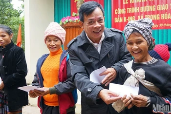 Đại diện lãnh đạo Ban Dân vận Tỉnh ủy Quảng Bình tặng quà Tết cho đồng bào ở xã Trọng Hóa, huyện Minh Hóa.