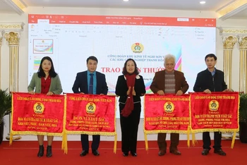 Các tập thể lao động xuất sắc ở Thanh Hóa được tặng cờ thi đua năm 2022.