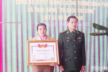 Lãnh đạo Bộ đội Biên phòng Quảng Nam trao Bằng “Tổ quốc ghi công” cho gia đình liệt sĩ Võ Đức Thảo. 