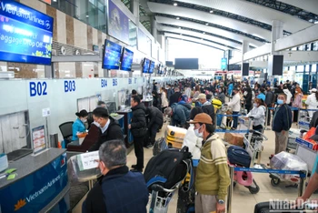 Sáng 18/1, lượng khách tới làm thủ tục tại sân bay quốc tế Nội Bài đã đông hơn so với ngày thường. (Ảnh: Thành Đạt)