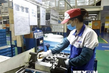 Sản xuất chi tiết động cơ, ly hợp, côn, hộp số của ô-tô, xe máy tại Công ty Exedy Việt Nam, Khu công nghiệp Khai Quang. (Ảnh: Hoàng Hùng/TTXVN)