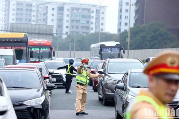 Để bảo đảm an toàn giao thông sau Tết Nguyên đán, Ủy ban An toàn giao thông Quốc gia kiến nghị cần tăng cường xử lý nghiêm các vi phạm. (Ảnh: Thành Đạt)