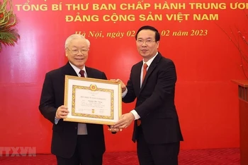 [Ảnh] Tổng Bí thư Nguyễn Phú Trọng nhận Huy hiệu 55 năm tuổi Đảng