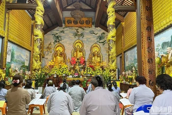 Lễ cầu an tại chùa Phật Tích ở thủ đô Vientiane, Lào. (Ảnh: Hải Tiến)