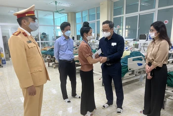 Ông Khuất Việt Hùng, Phó Chủ tịch chuyên trách Ủy ban An toàn giao thông Quốc gia đã tới thăm hỏi, động viên và trao hỗ trợ cho các nạn nhân trong vụ việc.