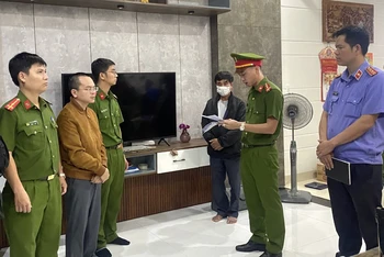 Cơ quan Công an tống đạt quyết định bắt tạm giam Hoàng Quang Huy (thứ 2 từ trái sang). )Ảnh Công an cung cấp).