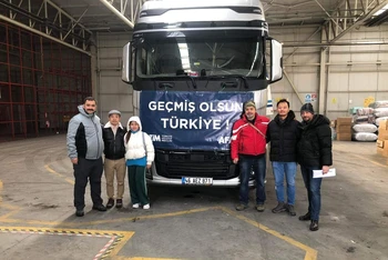 Chiếc xe chở hàng cứu trợ với dòng chữ: "Sớm khỏe nhé, Thổ Nhĩ Kỳ" mang theo tấm lòng của bà con người Việt Nam tại Istanbul tới các nạn nhân vùng bị ảnh hưởng bởi động đất. (Ảnh: Dương Nam Phương)