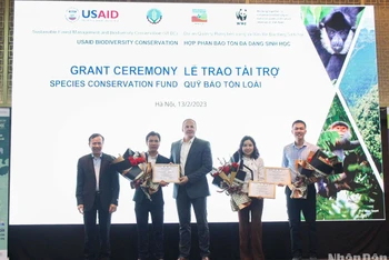 Trao chứng nhận tài trợ cho các tổ chức bảo tồn tại Việt Nam. (Ảnh: CCD)