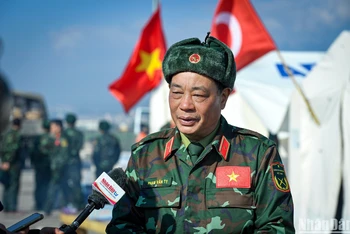 Thiếu tướng Phạm Văn Tỵ trả lời phỏng vấn của phóng viên Báo Nhân Dân tại Hatay (Thổ Nhĩ Kỳ).