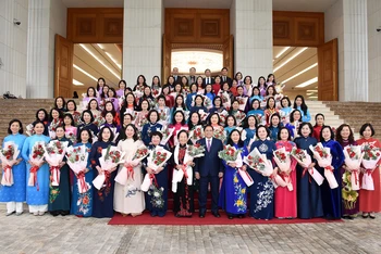 Thủ tướng Phạm Minh Chính với đại diện nữ lãnh đạo và các nhà khoa học nữ.